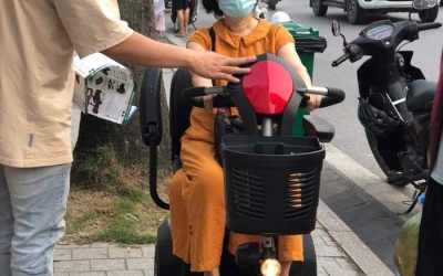 Xe lăn điện cho người già: Cần lưu ý gì khi sử dụng?